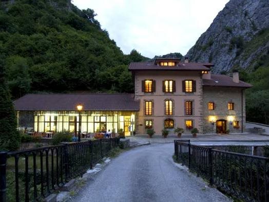 La Casona de Mestas in Cangas De Onis, Spain