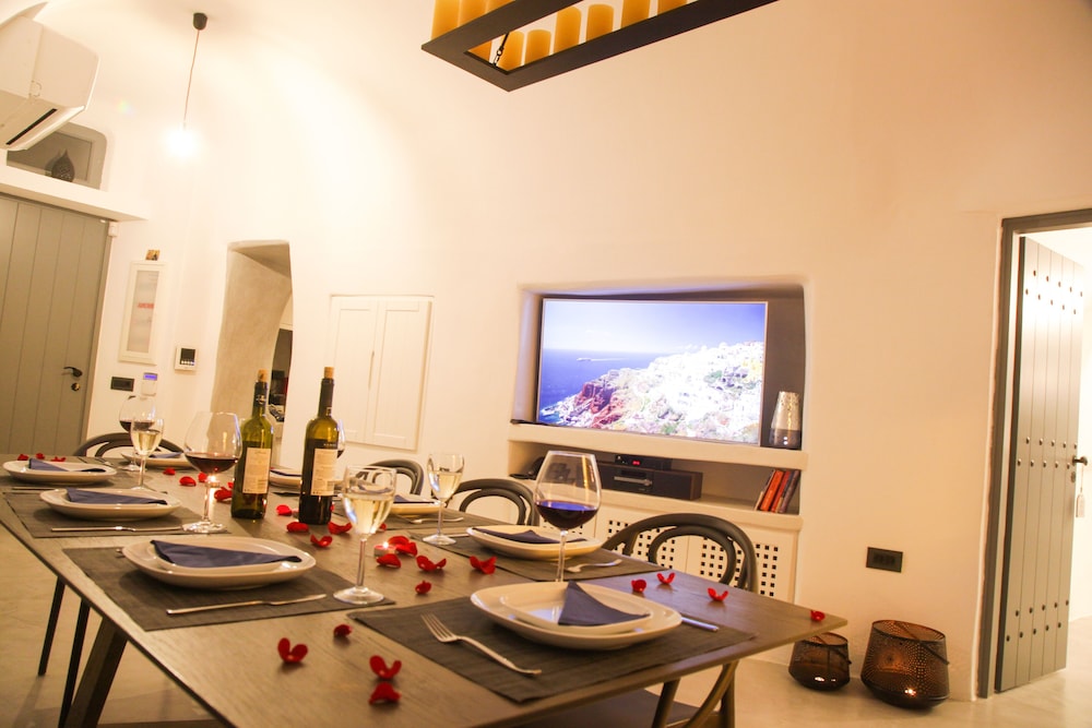 My Bozer Cave Villa — 4-Star Luxury Hotel in Fira, Greece