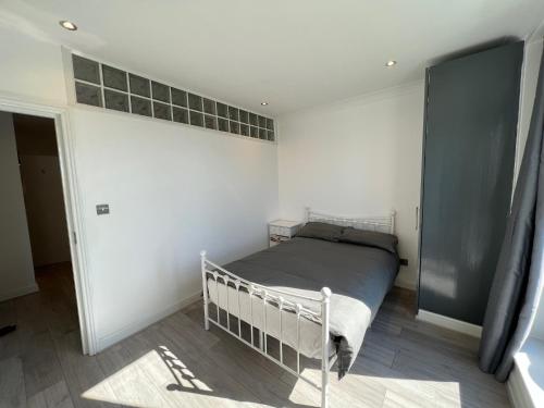 Lovely 2 Bedroom with Balcony London — 4-Star Luxury Hotel in London, United Kingdom