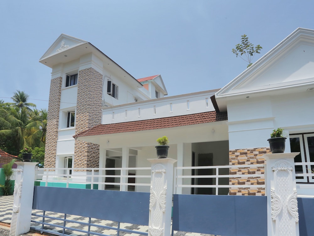 Oyo 9659 Hotel Rr Grand — Coimbatore