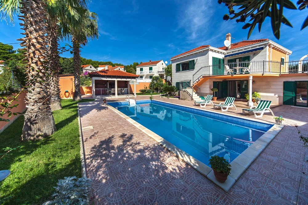 Villa Rasotica Nice villa with plenty of space Excellent yard with large pool and outdoor kitchen — 4-Star Luxury Hotel in Selca, Croatia