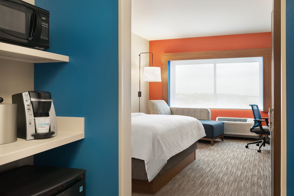 Holiday Inn Express and Suites Beaver Dam - photo 10