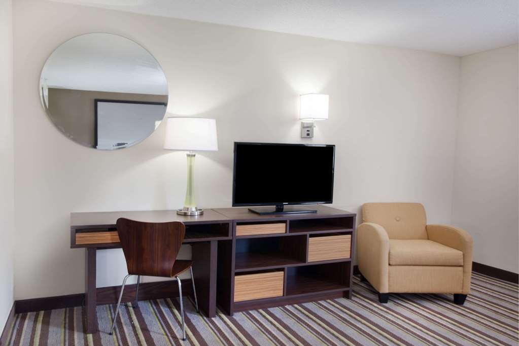 Super 8 by Wyndham Chicago Rosemont O'Hare SE - photo 9