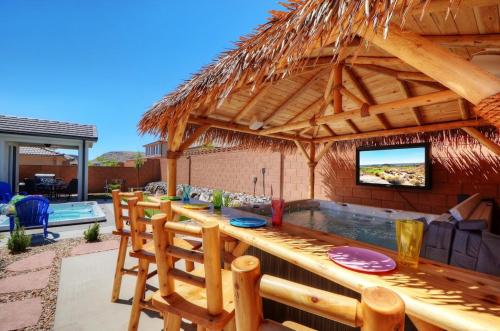 Tiki Oasis at Ladera 325 Private Swimming Spa Hot tub and Community Pool in Washington, United States