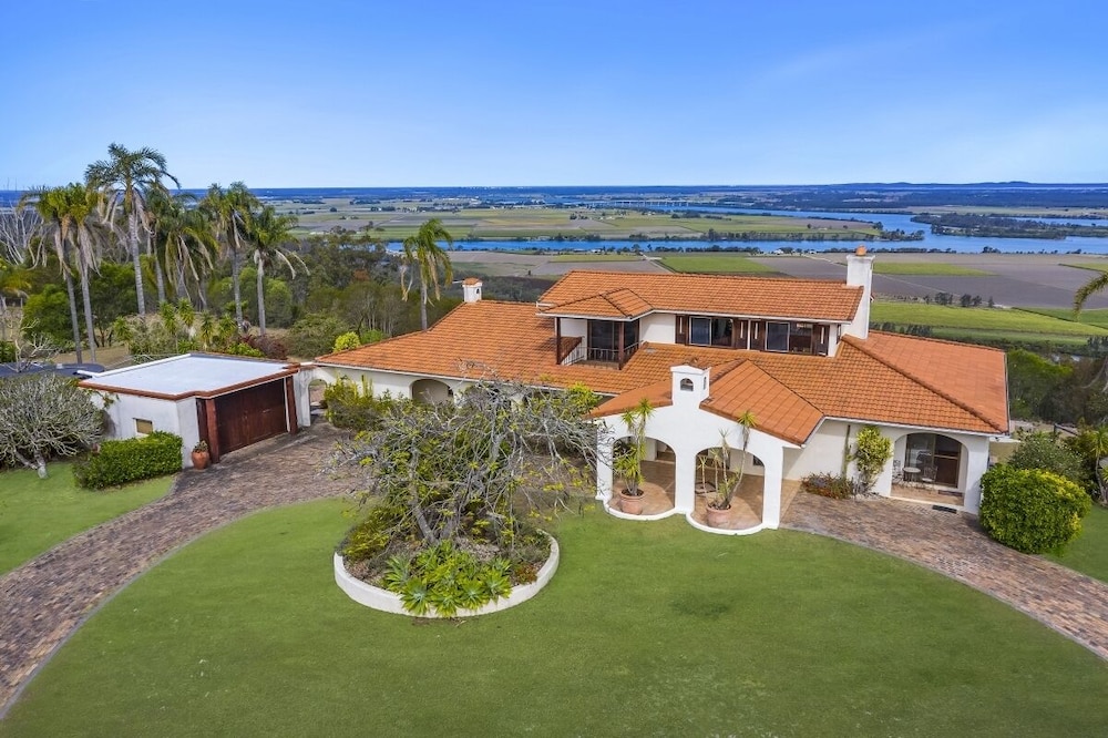 Casa Del Rio LJHooker Yamba — 4-Star Luxury Hotel in Ashby, Australia