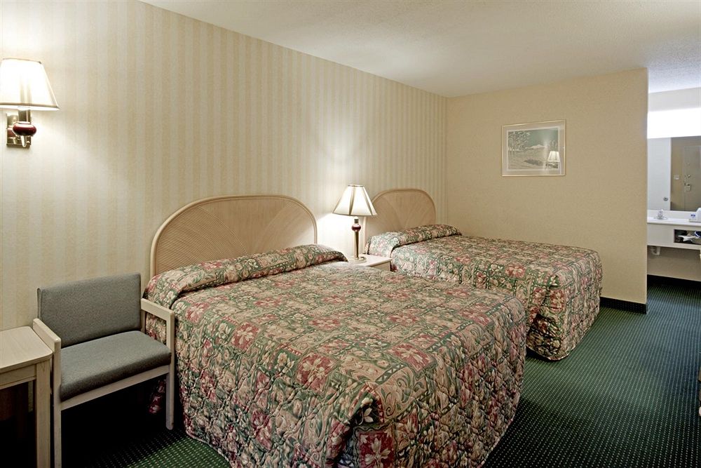 Americas Best Value Inn Springfield Glenstone - photo 8