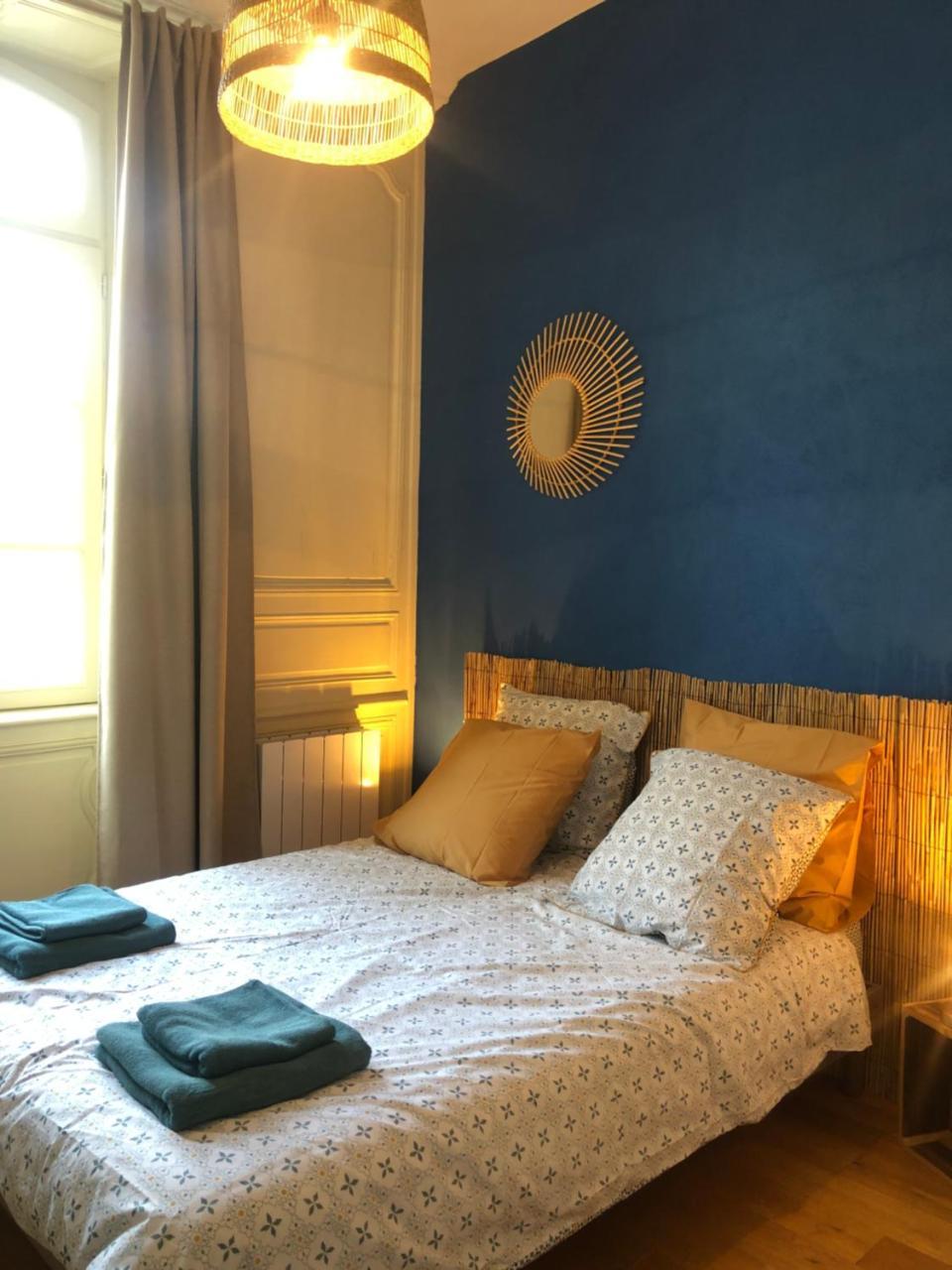 L Aparthe Dinan Vue Sur La Place Du Marche — Dinan