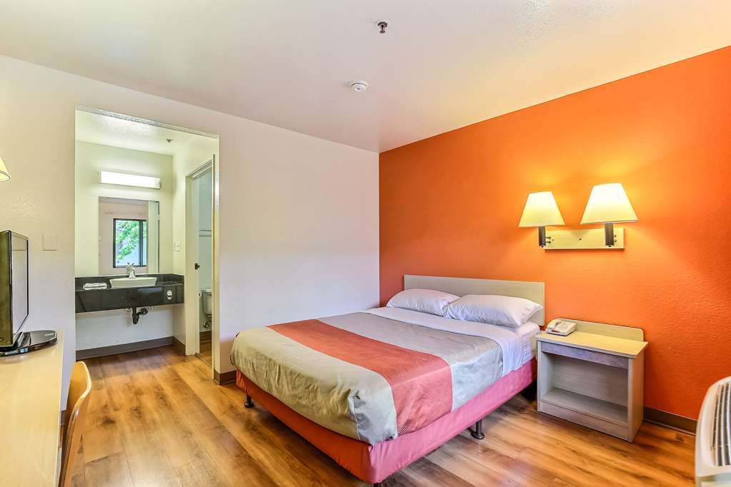 Motel 6 Pinole CA - photo 11