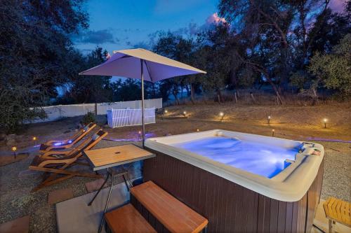 HIlltop Oasis with games hot tub Fire pit Deck Views in Oakhurst, United States