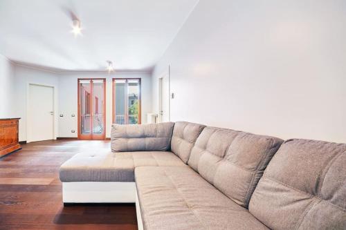 Large apartment Navigli — 4-Star Luxury Hotel in Milan, Italy
