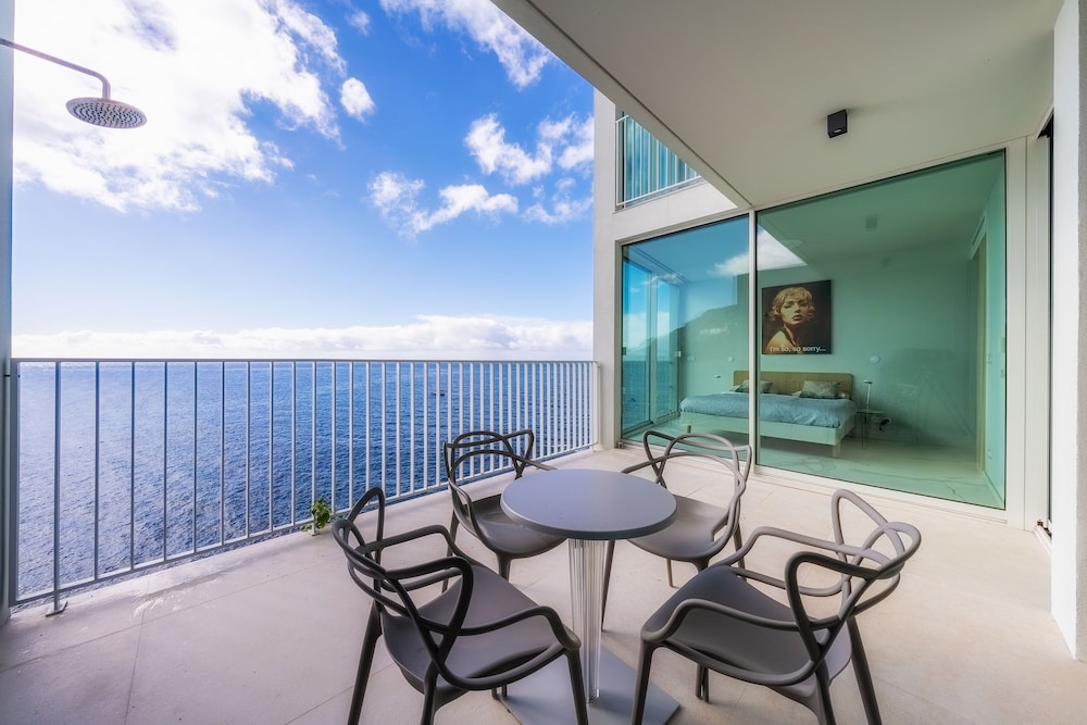 Barreirinha Front Line Sea View I by Holiday Rental Madeira — 4-Star Luxury Hotel in Funchal, Portugal