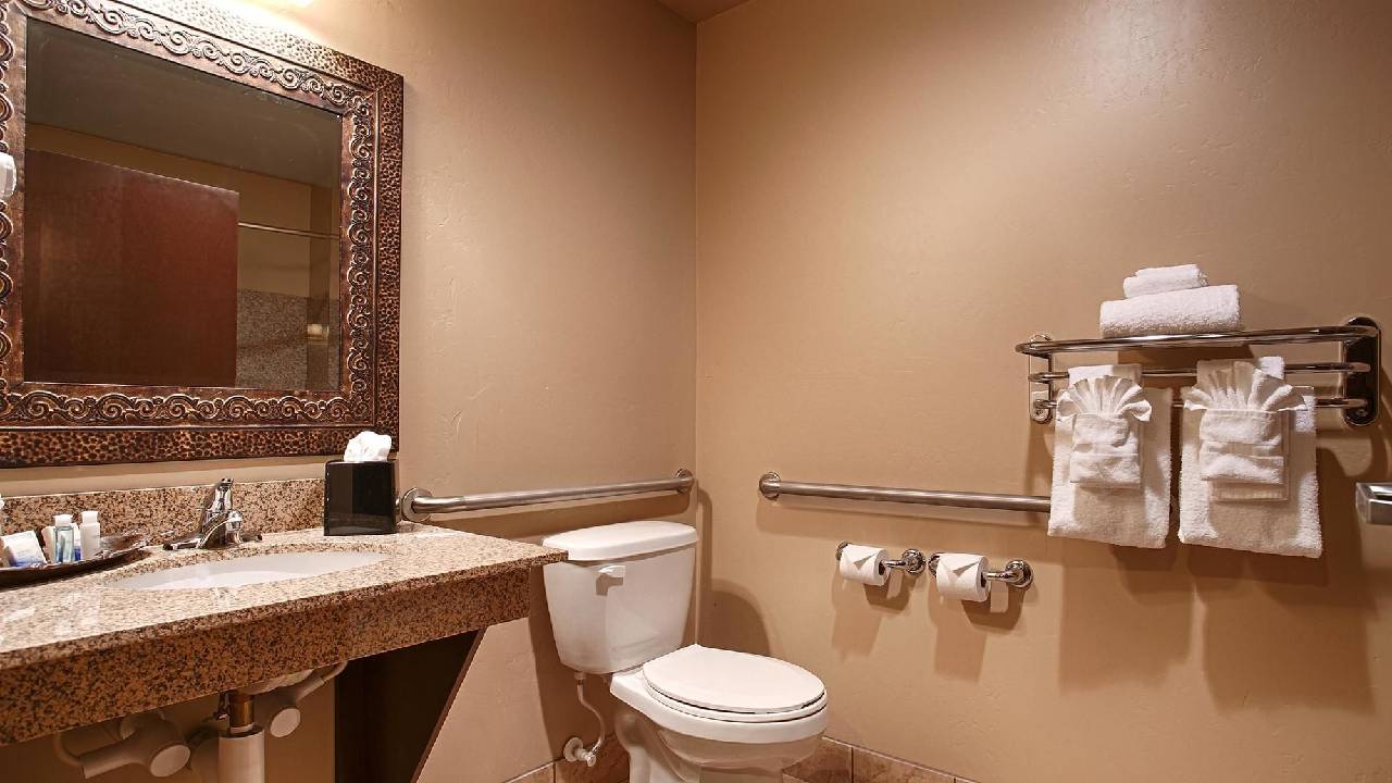 Crandon Inn and Suites - photo 20