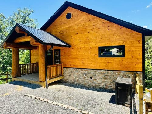 Smoky Bearings Hot Tub — 4-Star Luxury Hotel in Sevierville, United States