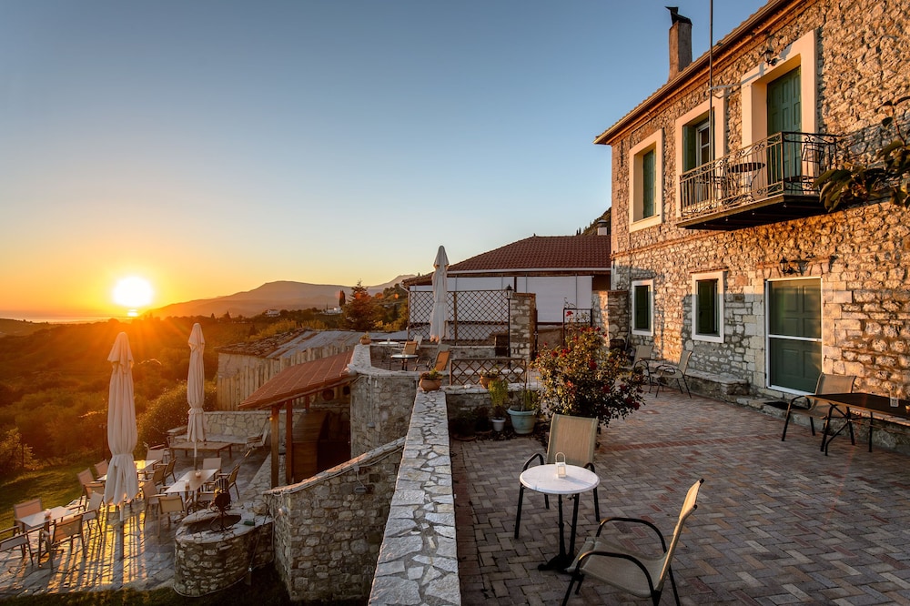 Guesthouse Gerofotis — 4-Star Luxury Hotel in Aigio, Greece