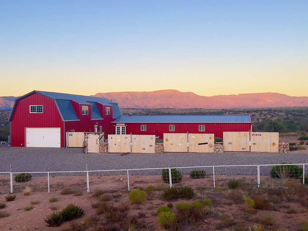 Blue Cow Guest Farm — hotel in Cornville