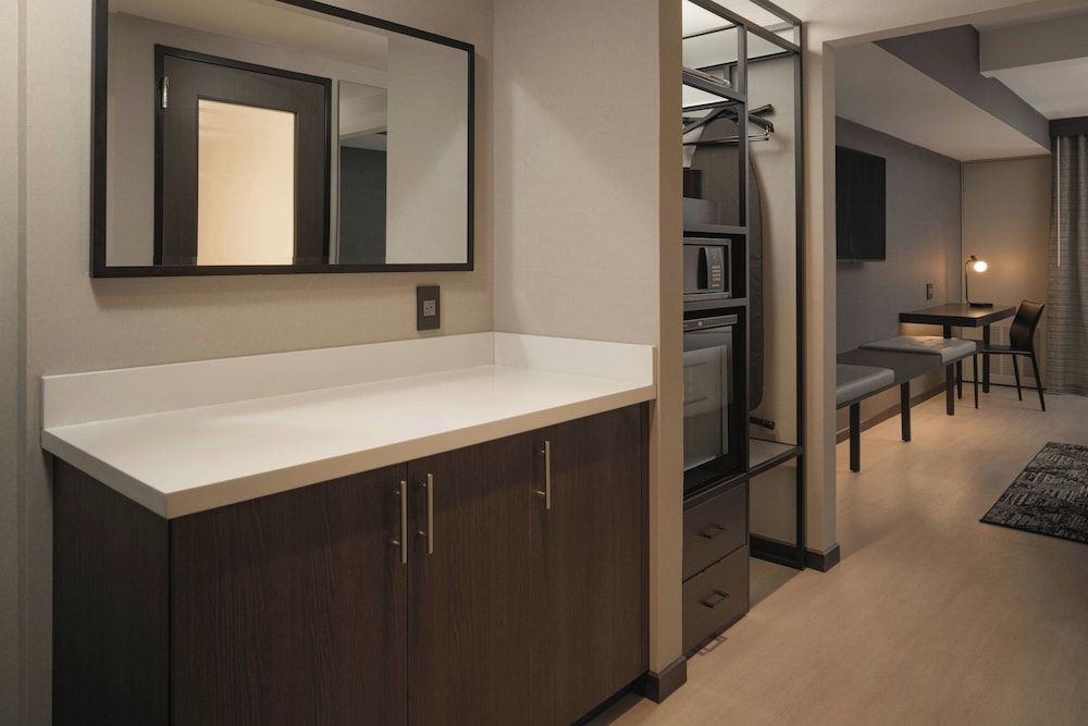 Holiday Inn & Suites Asheville Biltmore Village Area - photo 39