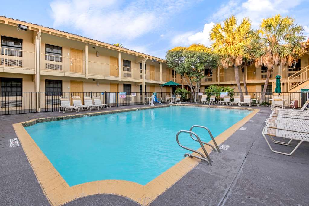 La Quinta Inn by Wyndham San Antonio Market Square - photo 7