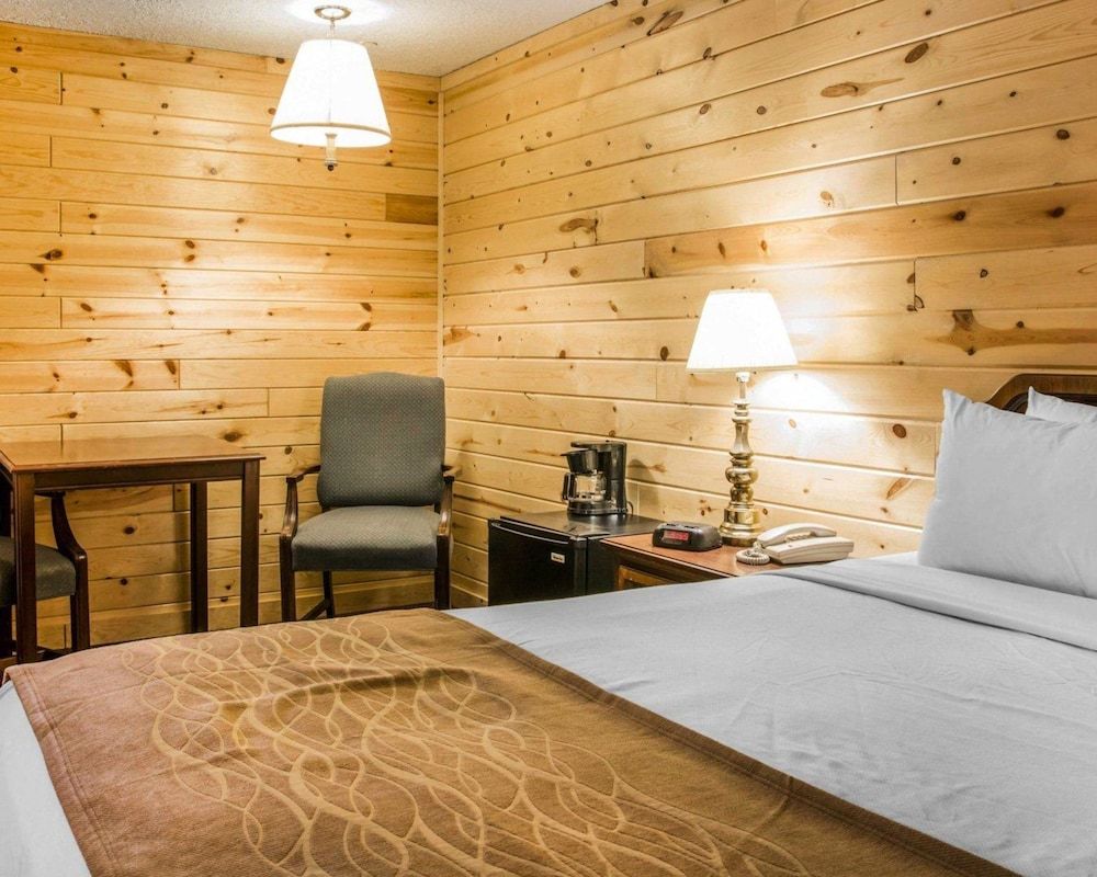Econo Lodge Mackinaw City - photo 11