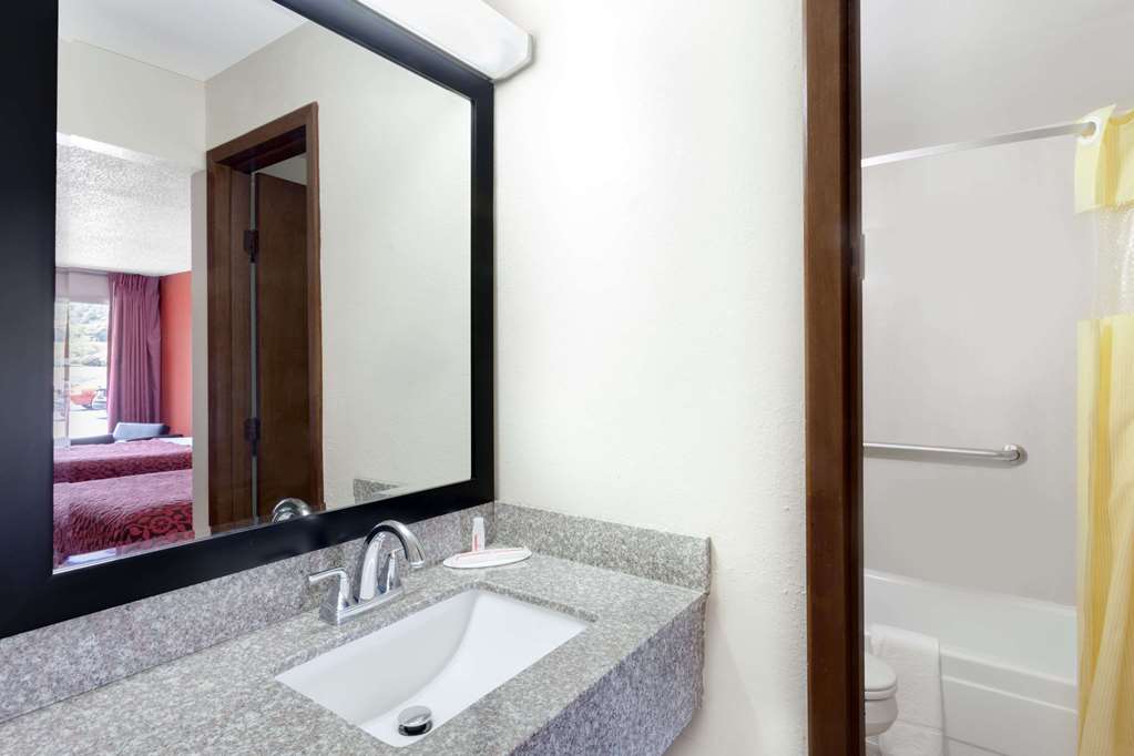 Days Inn by Wyndham Cullman - photo 10