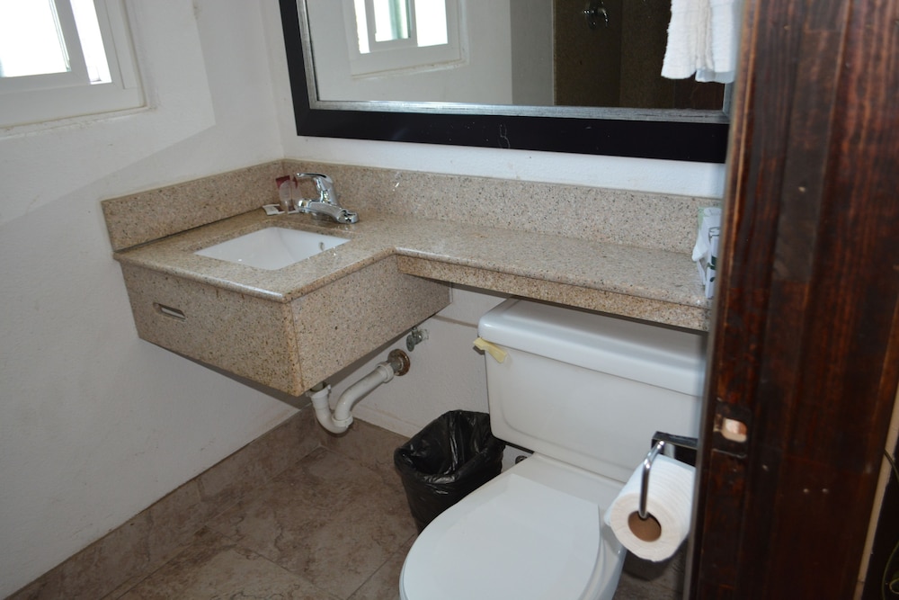 Harbor Inn & Suites - photo 40