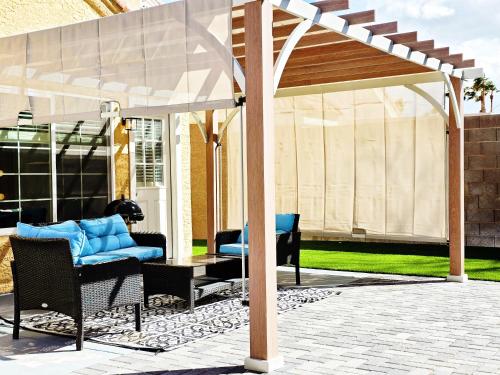 Near the Strip Smart TVs WiFi private garage and backyard