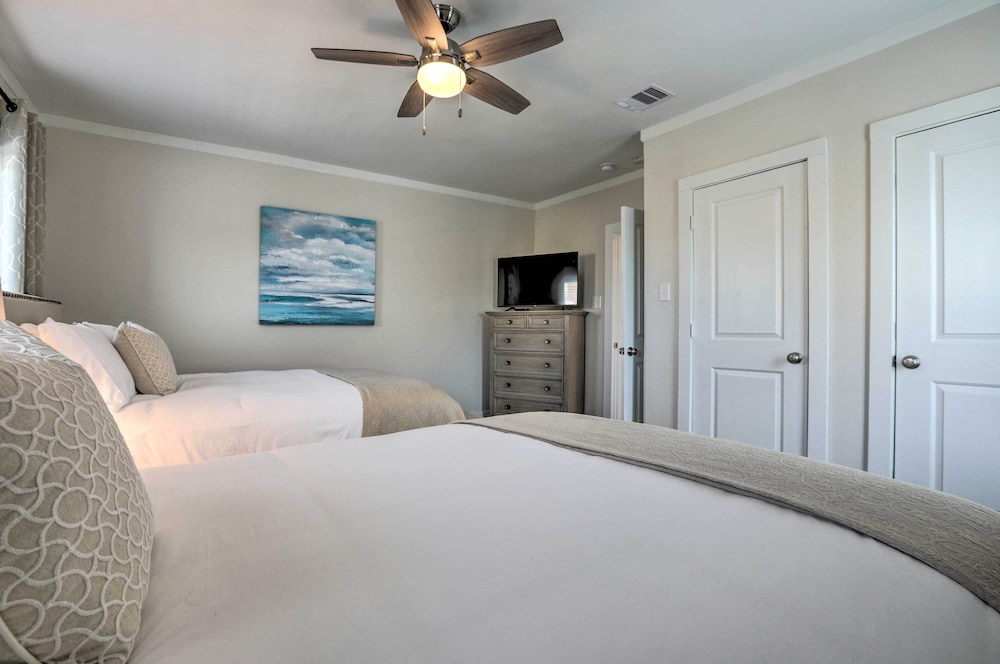 2 Blocks to Stewart Beach Home with Backyard Oasis — 4-Star Luxury Hotel in Galveston, United States