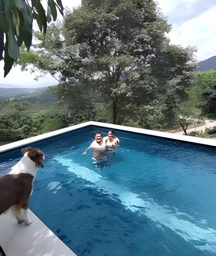 Casa con piscina rodeada de verde en Anapoima — 4-Star Luxury Hotel in San Antonio, Colombia
