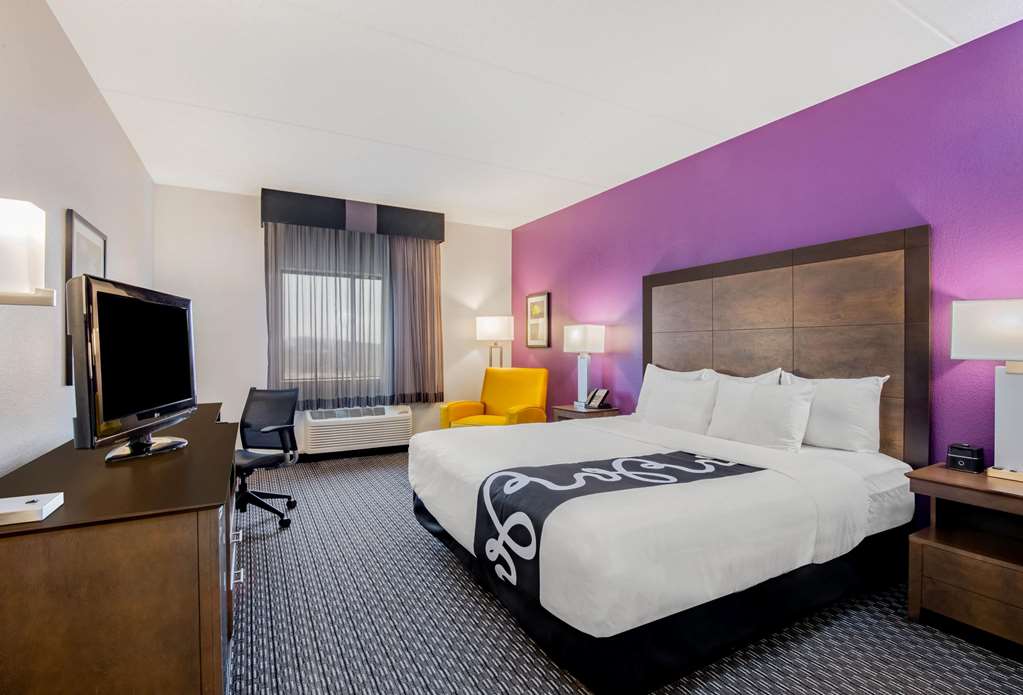 La Quinta Inn & Suites by Wyndham Baltimore BWI Airport - photo 47