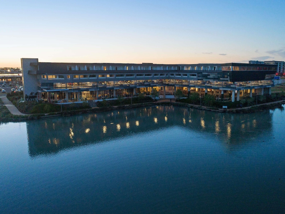 Mercure Melbourne Caroline Springs — 4-Star Luxury Hotel in Caroline Springs, Australia