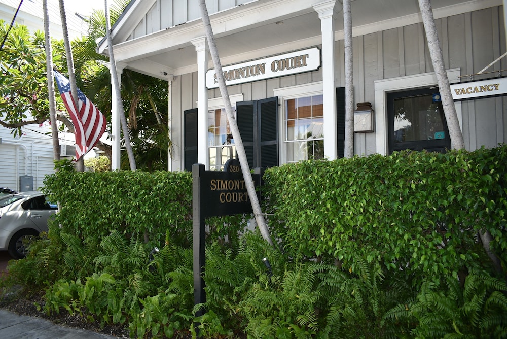 Simonton Court Historic Inn & Cottages - photo 3