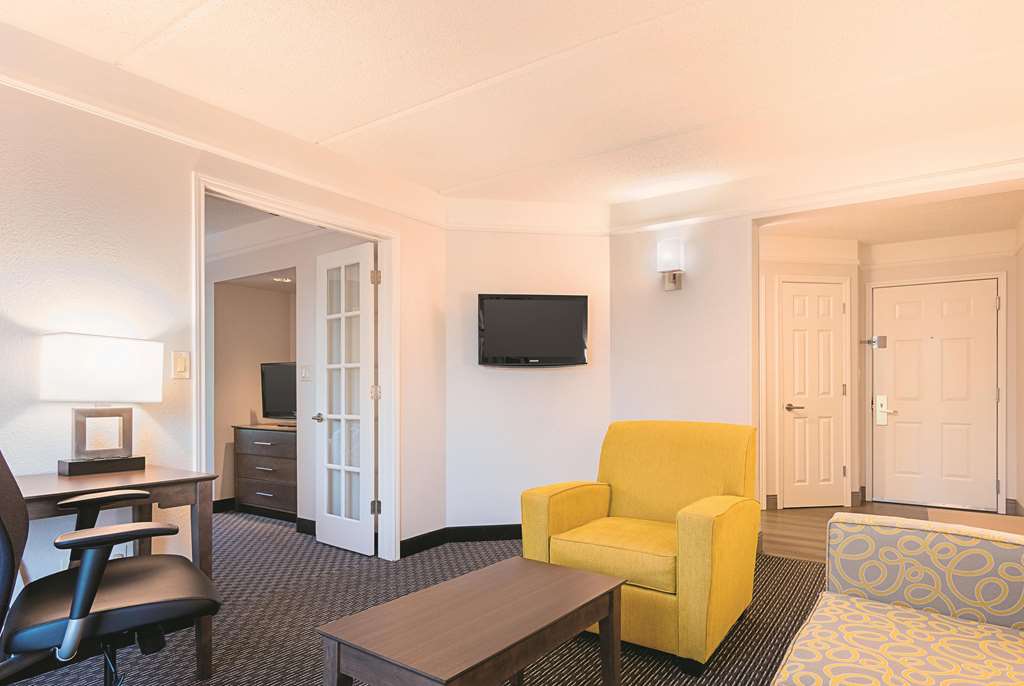 La Quinta Inn & Suites by Wyndham Atlanta Conyers - photo 32