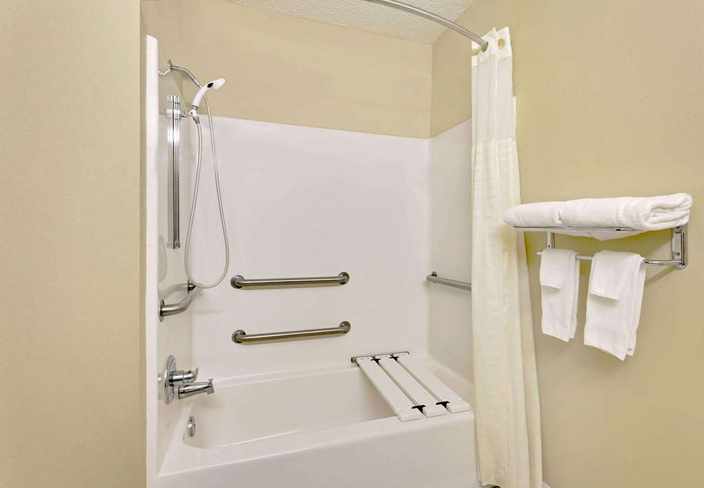 Microtel Inn & Suites by Wyndham Thomasville High Point Lexi - photo 8