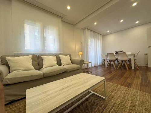 Apto Reformado a 20 Mins de la Playa in San Sebastian, Spain