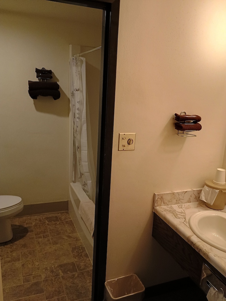 Landmark Motel - photo 18