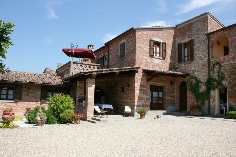 Casa Vacanze Molin Vecchio — 4-Star Luxury Hotel in Foiano Della Chiana, Italy