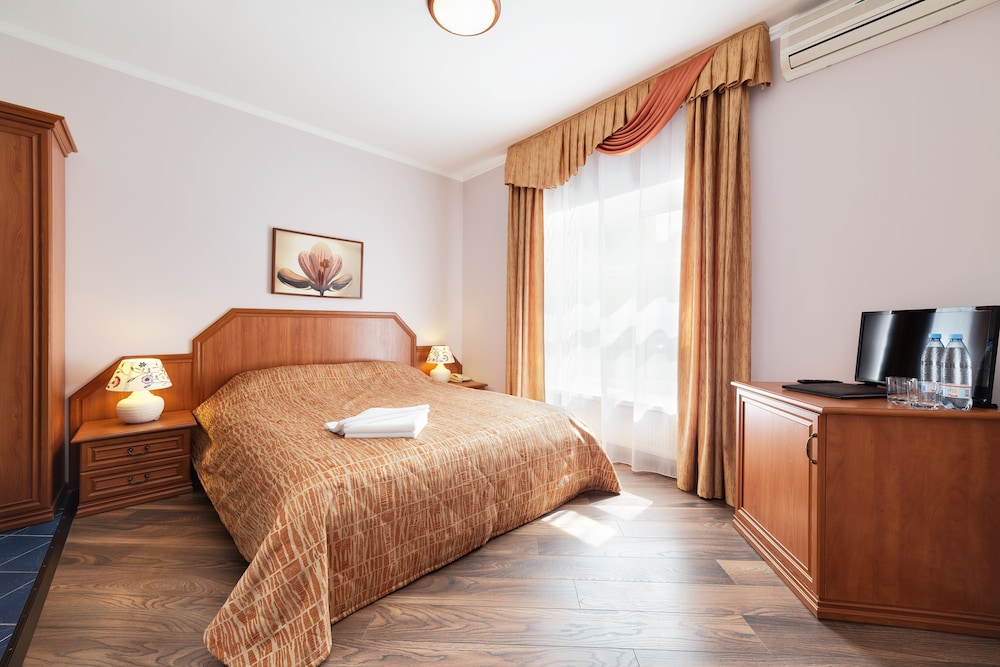Hotel Monplaisir — carbon neutral stay, Khimki