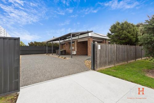 Sleeps 8 Ideal for Fishing Trip in Cowes, Australia