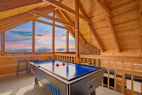Big Blue Mist w Hot Tub Grill Fireplace GAMES in Sevierville, United States