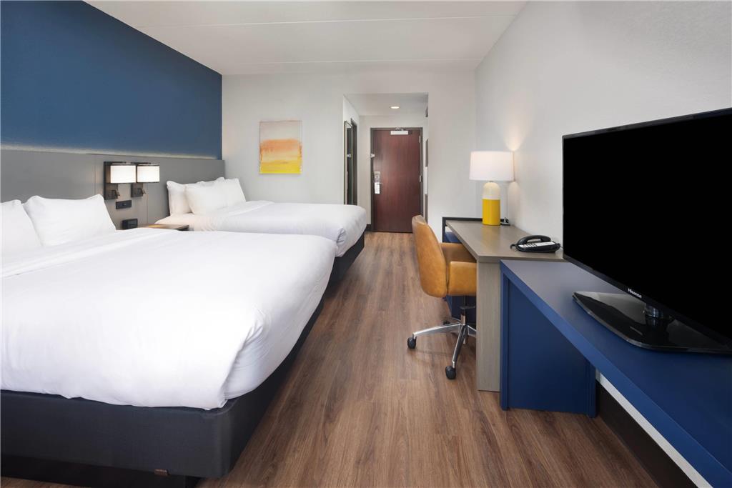 Comfort Suites Outlet Center - photo 21