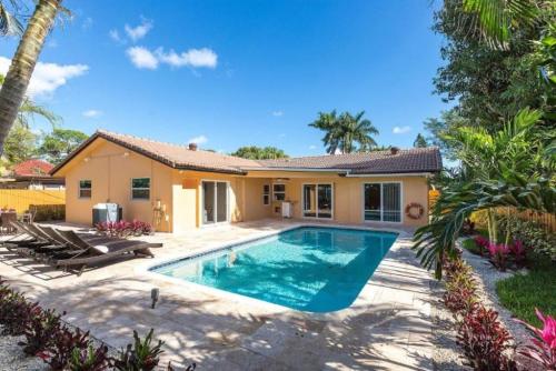 Beautiful Villa 4 BD 3 BA with Heated Private Pool Close to Beach — 4-Star Luxury Hotel in Boca Raton, United States