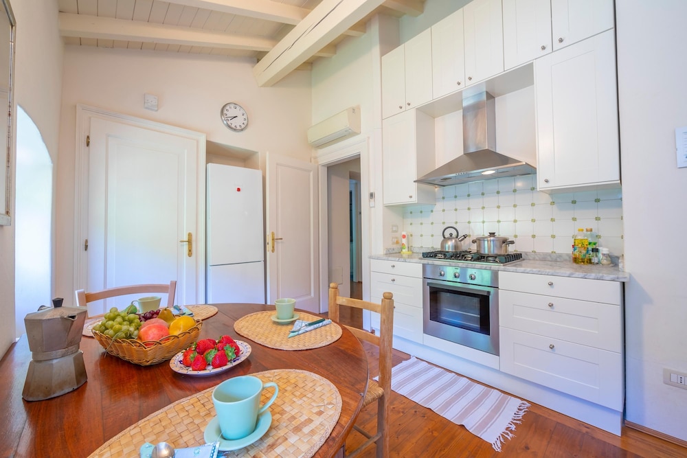 Villa Faccioli Deodara — 4-Star Luxury Hotel in Colognola Ai Colli, Italy