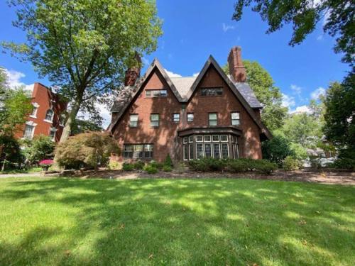 Luxurious Mansion for Large Groups — hotel in Cleveland Heights