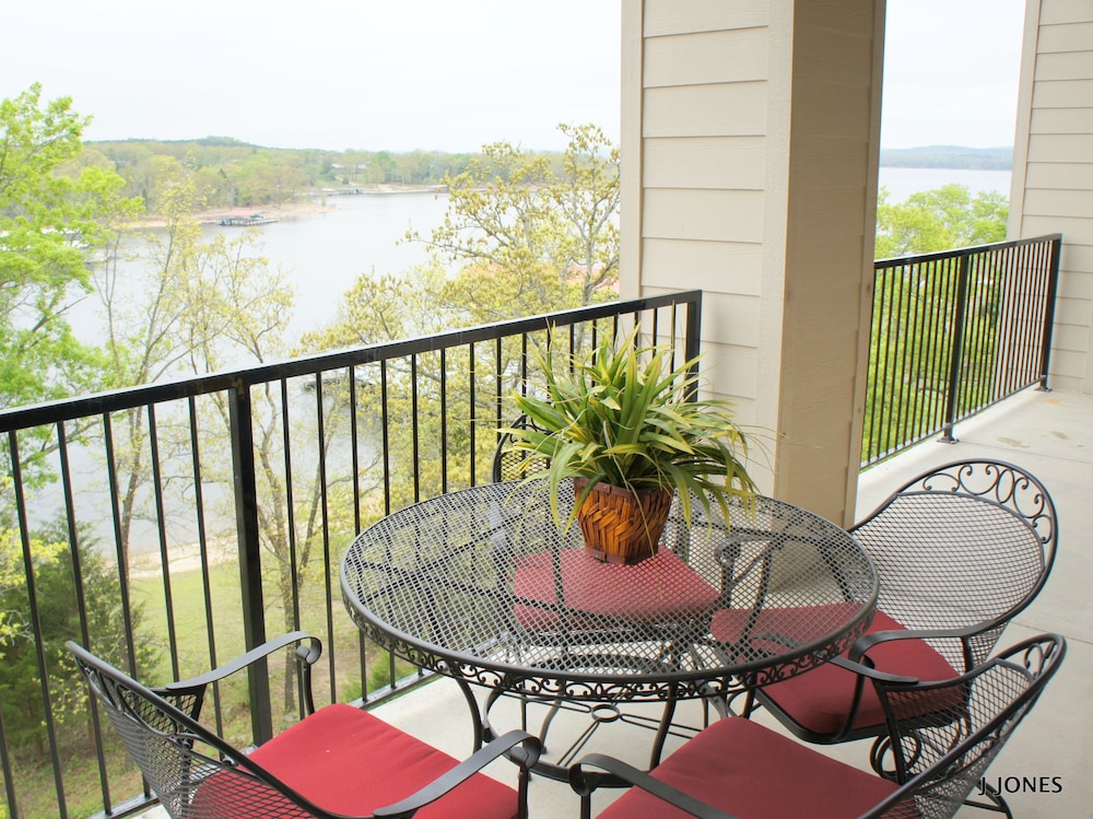 Celebration Cove Table Rock Lakefront Condos — 4-Star Luxury Hotel in Branson, United States