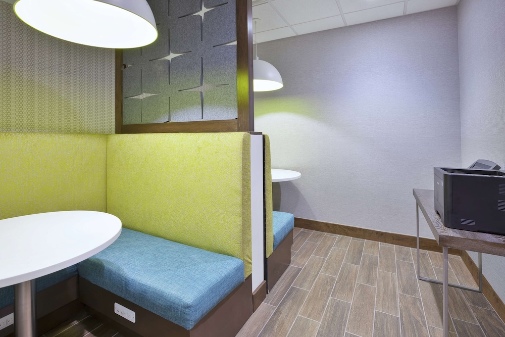 Hampton Inn & Suites Grandville Grand Rapids South - photo 29