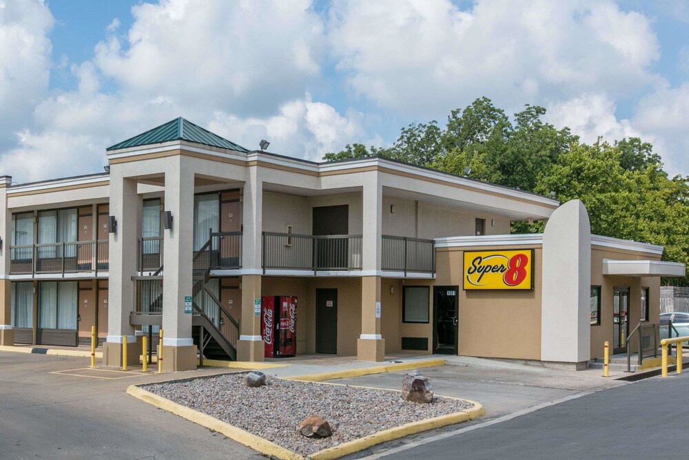 Super 8 by Wyndham Duncan - carbon neutral hotel in Duncan