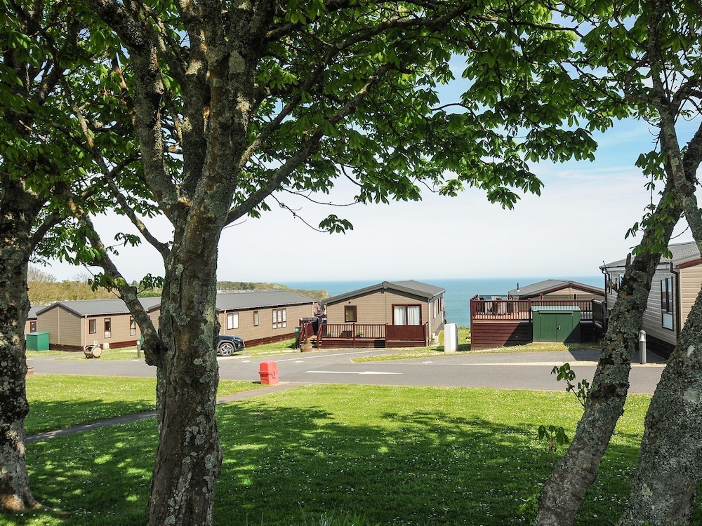 Lodge 55 at Riviera Bay Coastal Retreat — 4-Star Luxury Hotel in Brixham, United Kingdom