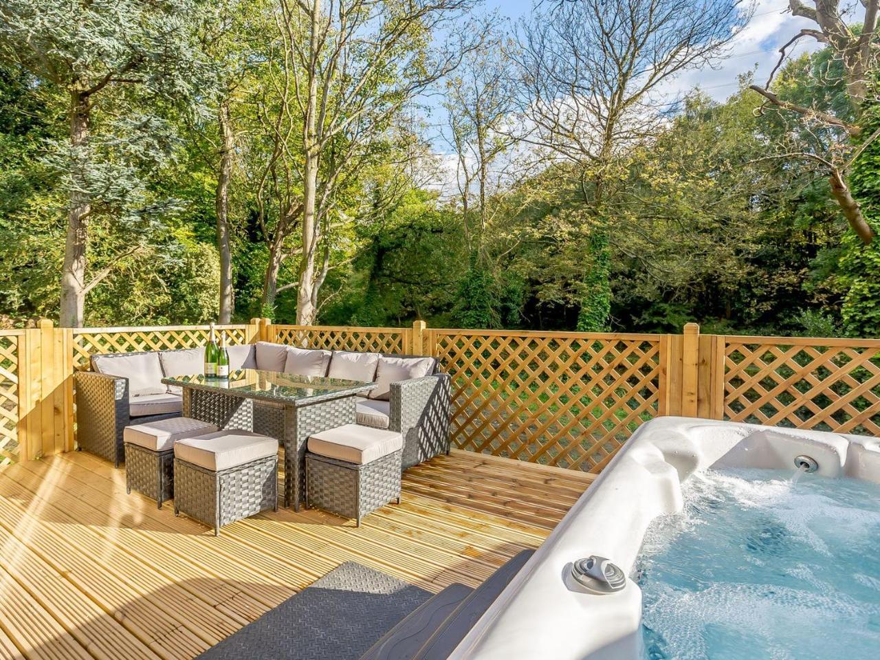 Waterside Lodge One Uk33351 — 4-Star Luxury Hotel in Southowram, United Kingdom