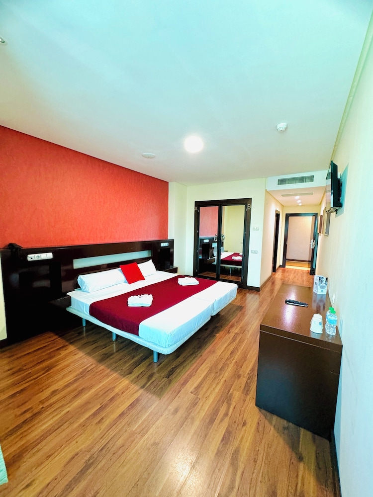 Hotel La Cantueña — hotel in Fuenlabrada