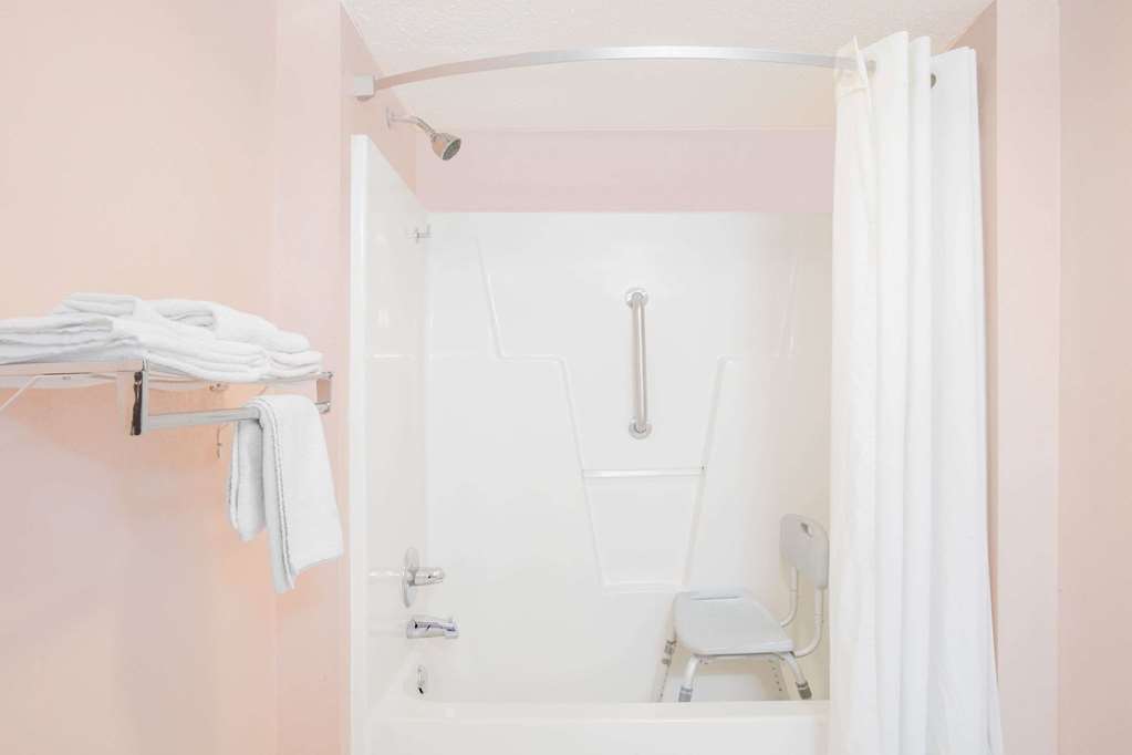 Super 8 by Wyndham Columbia - photo 5