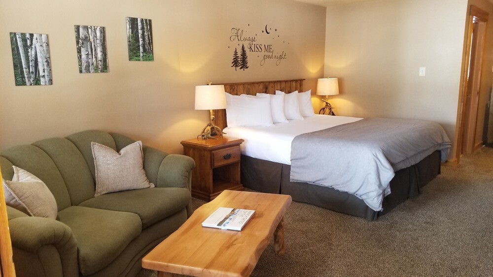 Duck Creek Village Inn — Alton — photo 3